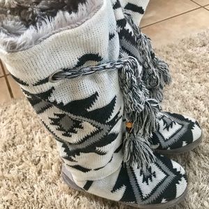 Muk Luks  Super soft house boots size 6.  BNWT.
